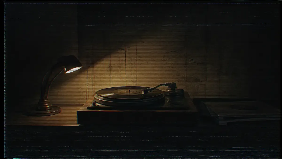 Tocadiscos antiguo con un disco de vinilo girando bajo la luz de una lámpara de mesa