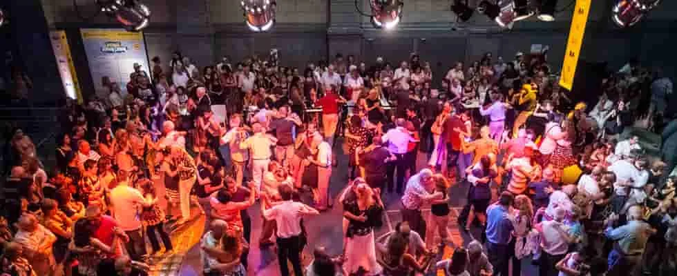 La vida nocturna de Buenos Aires: Bares, milongas y la movida cultural.
