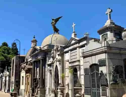 Los cementerios de Buenos Aires: Historias y arte en el Cementerio de la Recoleta y Chacarita.